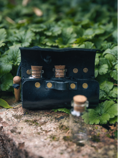 Trollfelsen Mittelalter Tranktasche 3er Holzverschluss Schwarz offen